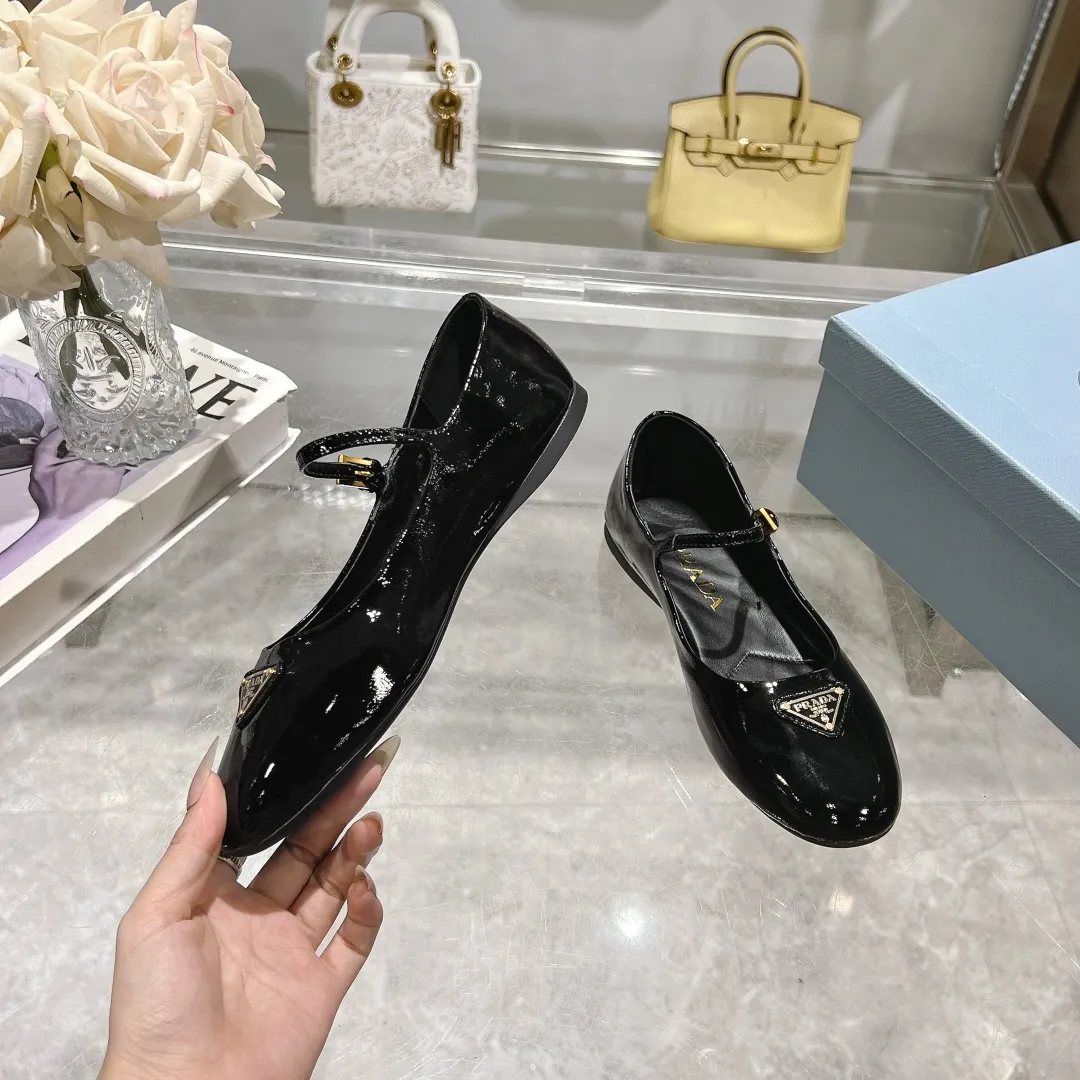 👟👟Ex-factory price 440👟👟 🔥🔥✨Prada/Prada 2024ss spring and summer new products are now available🌟 Mary Jane flat ballet shoes Soft and comfortable, recommended by major bloggers in Little Red Book, proper college style ➕Commuting 1-1 development Round-head golden triangle button Fabric: patent leather, sheepskin, silk fabric Sheepskin lining code number: 35 to 40 (41 is custom-made and cannot be returned or exchanged)